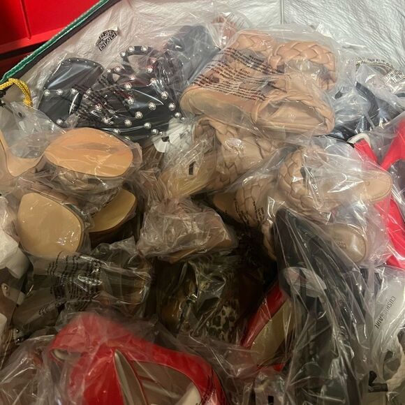 50 Pound Wholesale Lot Resellers:
New, Like New Condition, Sorted, Banded Pairs - Picture 9 of 15